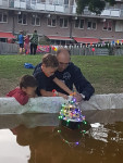 De kinderen vonden het weer geweldig om zelf te varen
